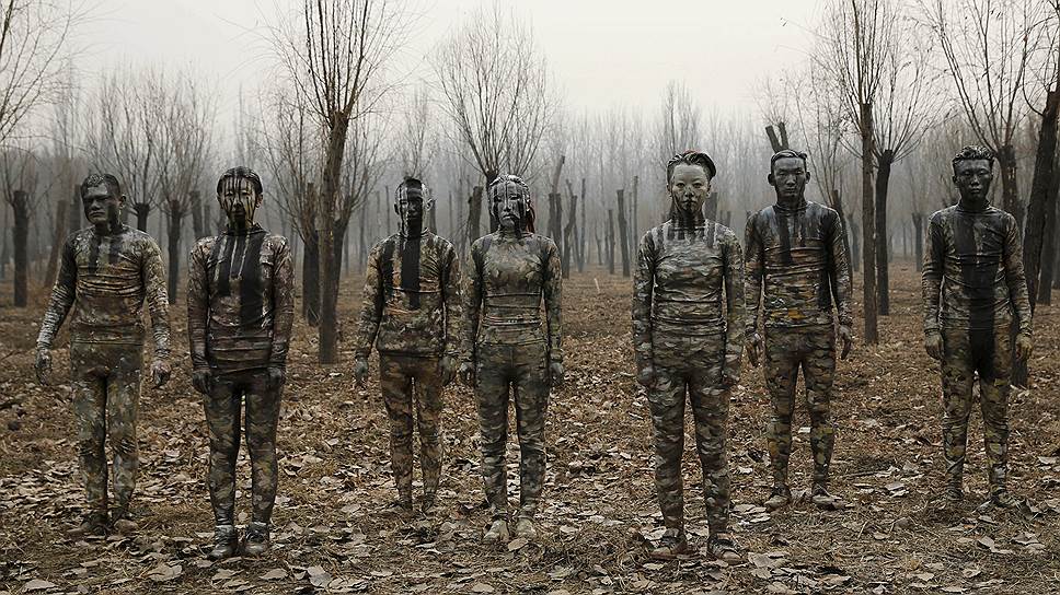 Пекин, Китай. Модели, участвующие в работе художника Лю Болина под названием «Зимнее солнцестояние»
