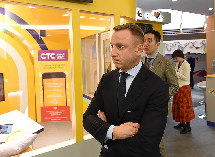 Министр образования и науки РФ Дмитрий Ливанов изучает возможности телесмотрения с помощью технологии второго экрана