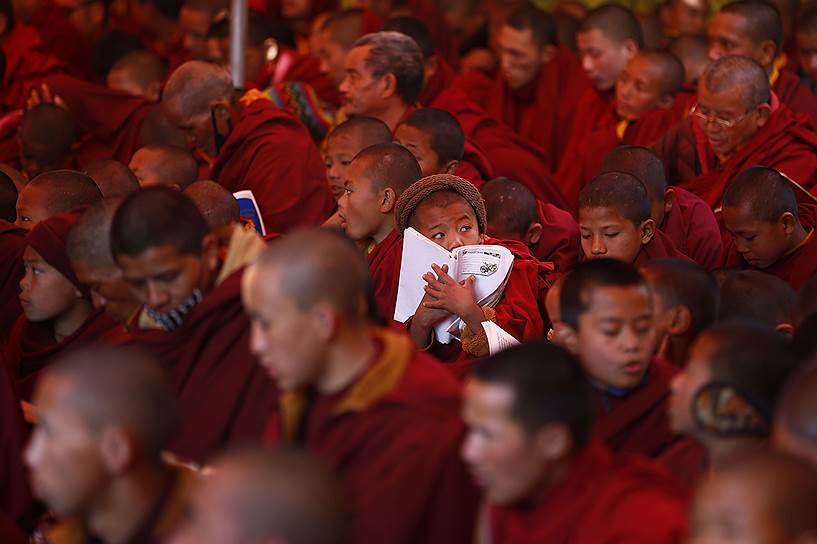 Катманду, Непал. Юные буддистские монахи во время пятидневной молитвы за мир во всем мире в храмовом центре Боднатх