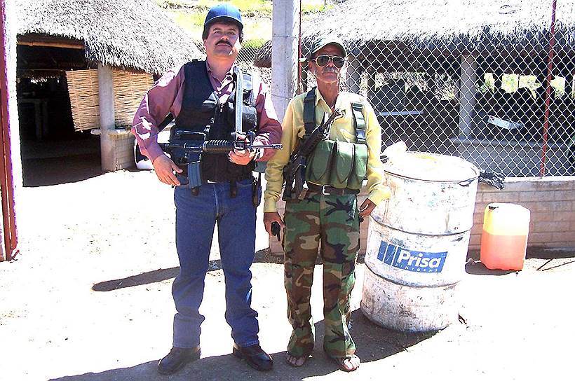 К моменту первого ареста в 1993 году картель Синалоа, который он возглавил, стал самым крупным и влиятельным в Мексике. Арест закончился судом и приговором к 20 годам лишения свободы. В 2001 году он бежал из тюрьмы особо строгого режима в штате Халиско, по слухам, спрятавшись в тележке с грязным бельем, которую везли в прачечную тюрьмы