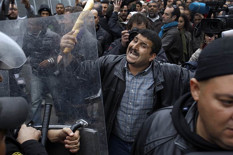 14 января 2011 года военные начали разгон протестующих, которые попытались прорваться к правительственным зданиям. В условиях беспорядков, охвативших всю страну, в Тунисе был введен режим чрезвычайного положения. К 17:00 по местному времени президент Туниса Зин аль-Абидин бен Али, руководивший страной 23 года, бежал из страны
