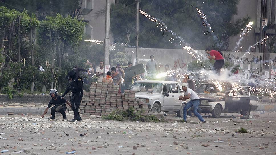 Вновь демонстранты вышли на улицы Египта в июле 2013 года. Противники президента Мохаммеда Мурси, недовольные новой конституцией, объявили, что собрали 22 млн подписей с требованием его досрочной отставки. Центром протестного движения вновь, как и за два года до этого, стала площадь Тахрир в Каире
