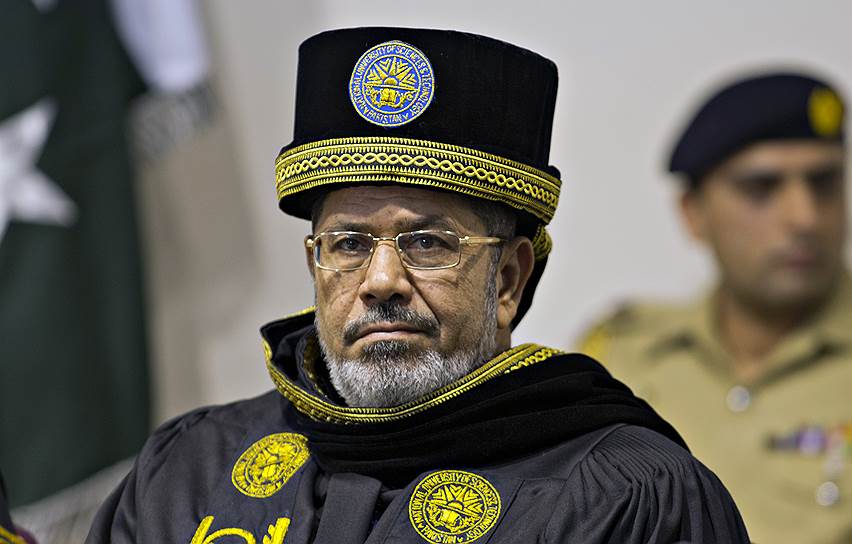 Бывший президент Египта Мохаммед Мурси (на фото), признанный виновным в госизмене и побеге из тюрьмы в дни январской революции 2011 года, был приговорен судом Каира к смертной казни
