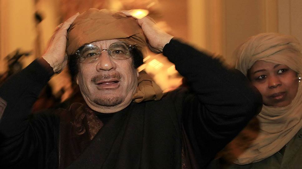 В октябре 2011 года при штурме города Сирт Муамар Каддафи (на фото) был схвачен и убит повстанцами. Власть перешла к сформированному оппозицией Переходному национальном совету. Сама страна фактически распалась на несколько частей, а вооруженный конфликт продолжается до сих пор