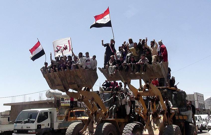 Протесты в Йемене начались в январе 2011 года на фоне  демонстраций в Тунисе и Египте. Протестующие требовали  отставки президента страны Али Абдаллы Салеха, который к тому времени руководил страной 32 года. Правительственные войска жестко разгоняли активистов: к началу весны жертвами протестов стали более 100 человек