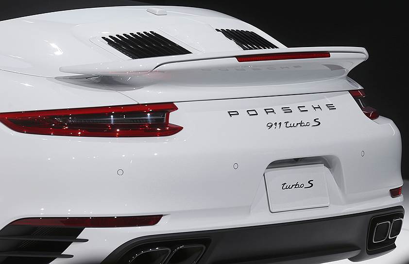 Фирменный плавник новой модели Porsche 911 Turbo S