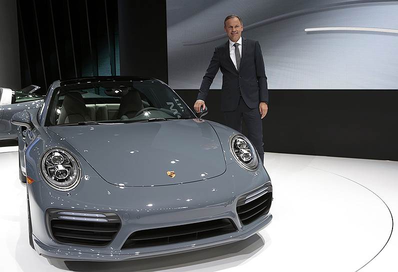 Глава компании Porsche Оливер Блум с  спорnкаром Porsche 911 Turbo S 2017 