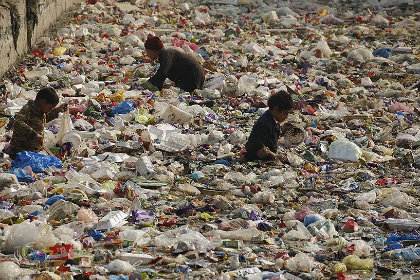 Пешавар, Пакистан. Дети ищут предметы из перерабатываемого пластика 
