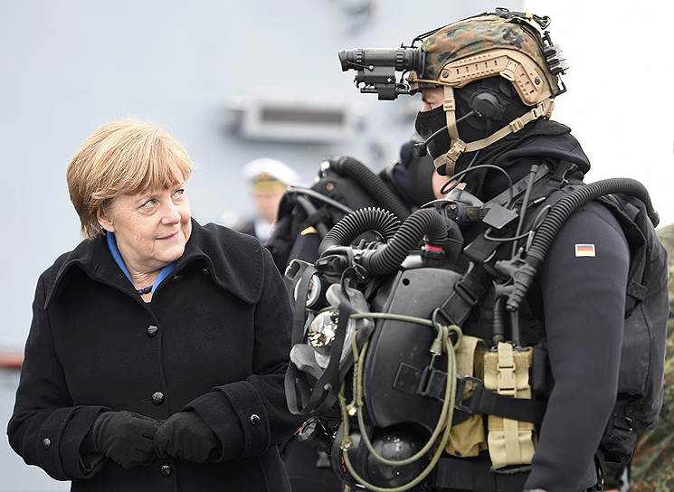 Киль, Германия. Канцлер ФРГ Ангела Меркель во время визита на военно-морскую базу