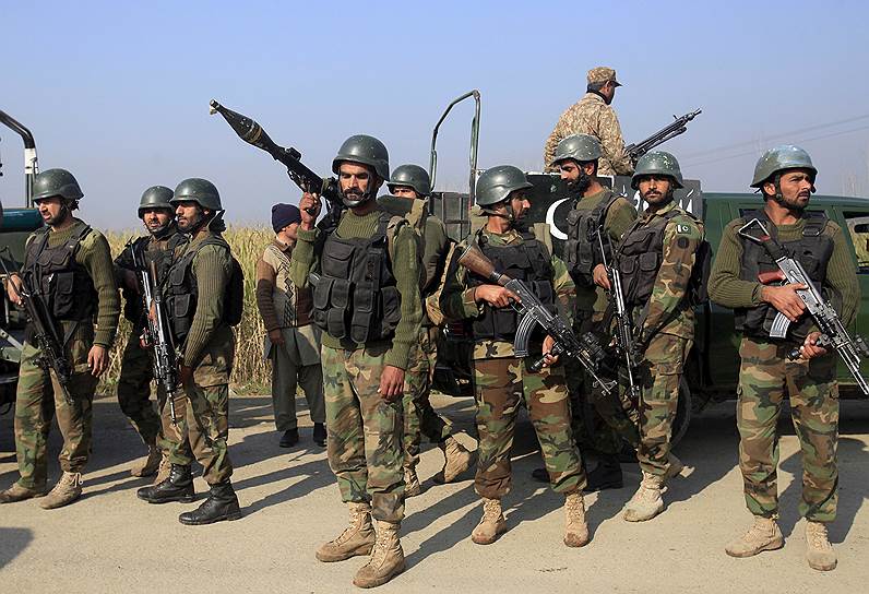Солдаты пакистанской армии перед университетом Бача Кхан  в городе Чарсадда 