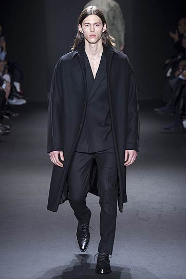 Calvin Klein Collection. Аскетичный черный и минималистичный крой — лаконичность всегда в моде
