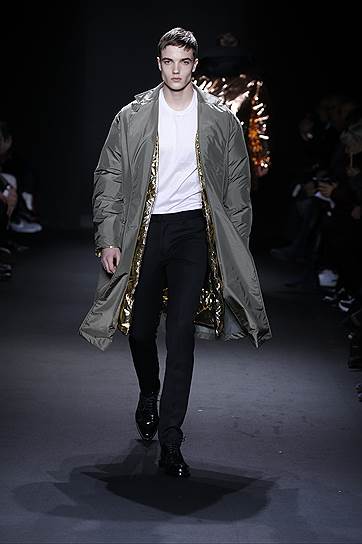 Calvin Klein Collection. Вещь сезона: дутое пальто с золотой подкладкой
