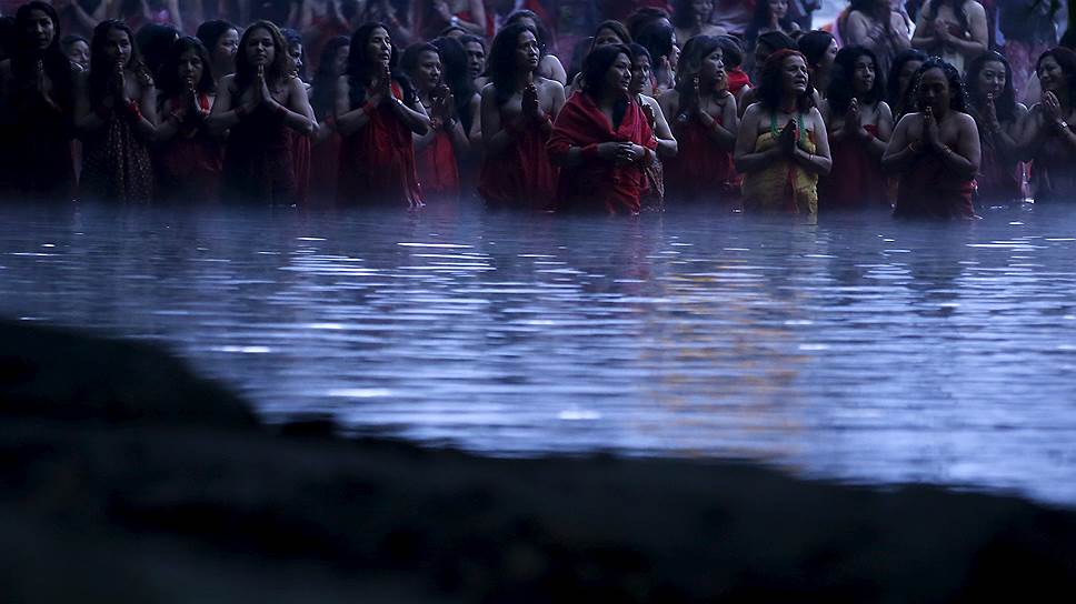 Катманду, Непал. Верующие совершают омовение во время индуистского праздника Свастхани Брата Катха