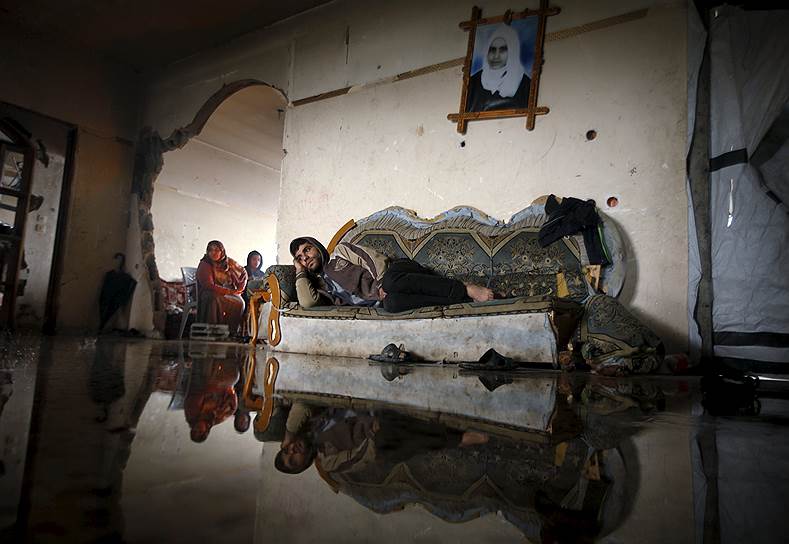 Бейт-Ханун, Палестина. Люди в своем доме, частично затопленном из-за ливня