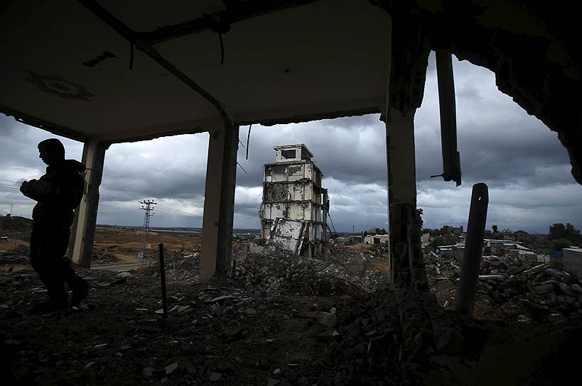 Бейт-Ханун, Палестина. Рабочий, собирающий камни у здания, разрушенного во время войны с Израилем
