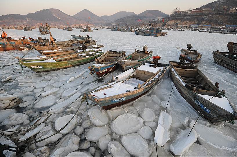 Яньтай, Китай. Рыболовные суда в замерзшем море