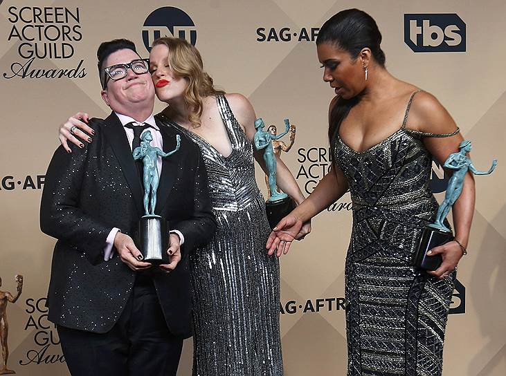 Актрисы Лиа Делария, Эмма Майлс и Джессика Пиментел (на фото слева направо) держат свои награды за лучший комедийный состав в сериале «Оранжевый — хит сезона»