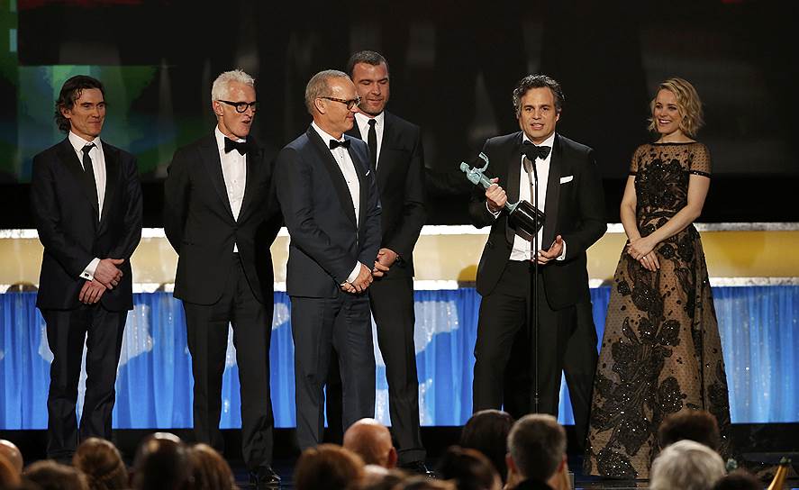 Марк Руффало получает награду в номинации «Лучший актерский состав»  за биографический триллер Тома Маккарти «В центре внимания»