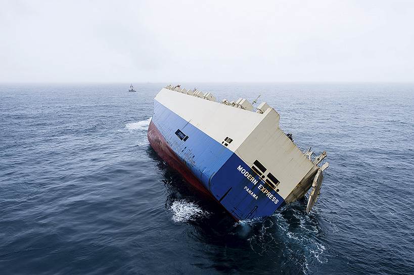 Атлантический океан, Франция. Грузовое судно «Modern Express», потерпевшее крушение у берегов Франции