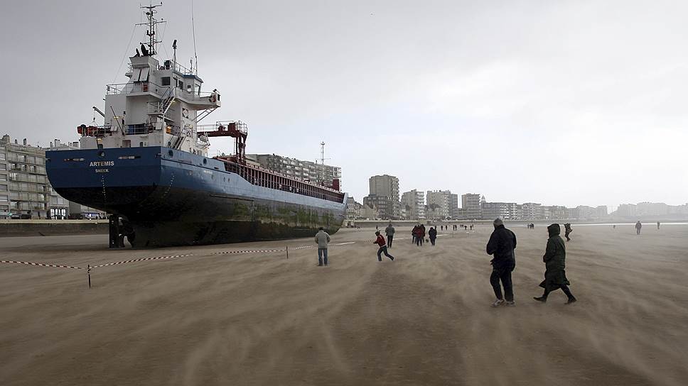 2008 год. Шторм выбросил на побережье Франции голландское судно Artemis