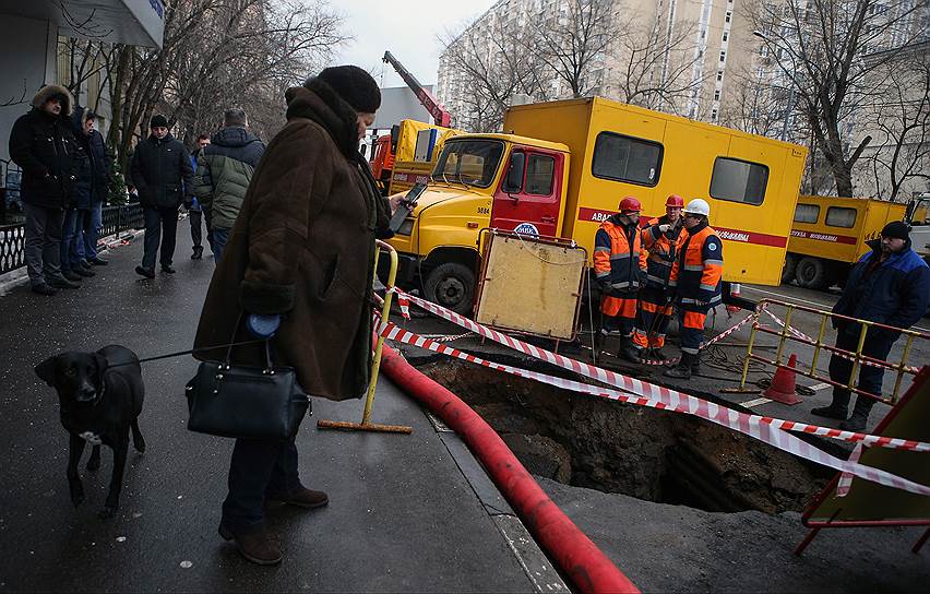 Москва, Россия. Провал грунта в центре города