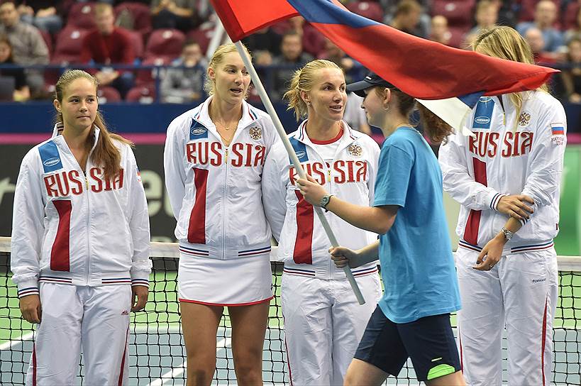 Слева направо, члены сборной команды России: Дарья Касаткина, Екатерина Макарова, Светлана Кузнецова и Мария Шарапова