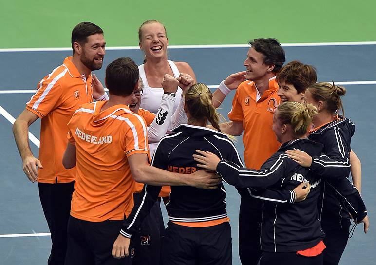 Член женской сборной команды Нидерландов по теннису Кики Бертенс (в центре) 