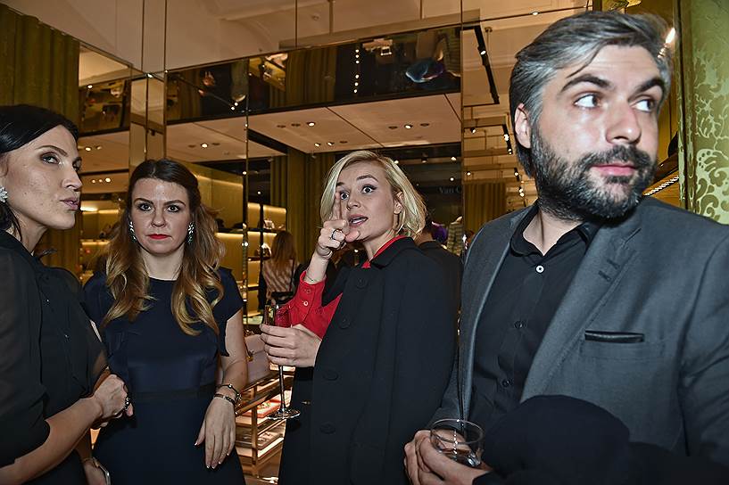 Певица Полина Гагарина (вторая справа) с супругом Дмитрием Исхаковым на вечеринке Miu Miu Club в ГУМе