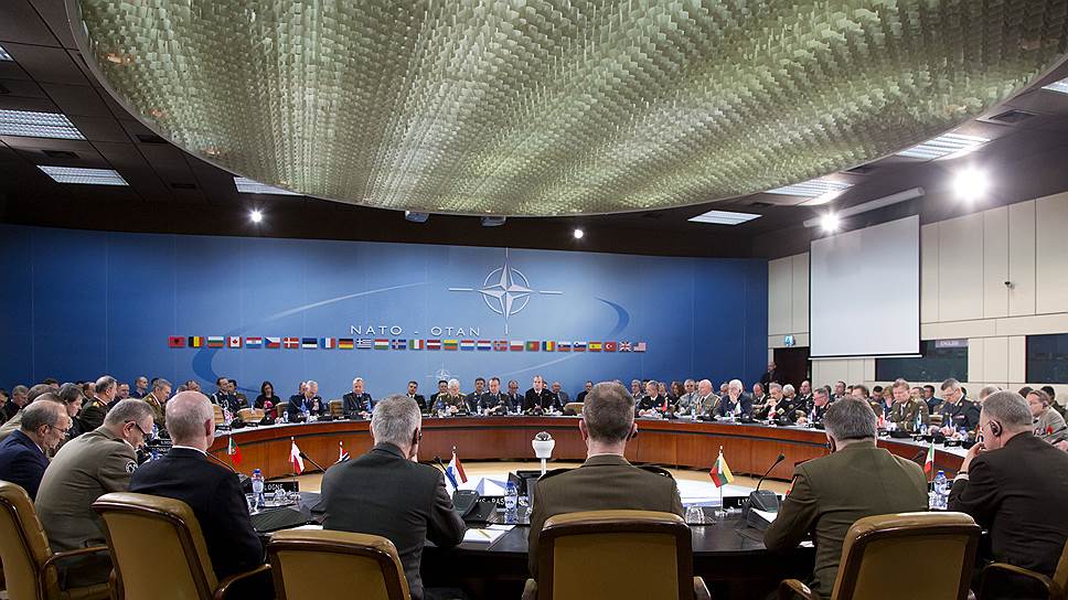 НАТО соберет войска у российских границ