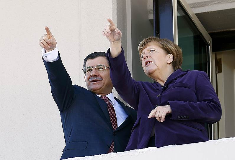 8 февраля Канцлер Германии Ангела Меркель посетила Анкару, где провела переговоры с президентом Турции Реджепом Тайипом Эрдоганом и премьером Ахметом Давутоглу. В ходе визита она впервые обвинила российскую авиацию в нанесении ударов по мирному населению Сирии, а также сообщила, что на предотвращение притока мигрантов в ЕС