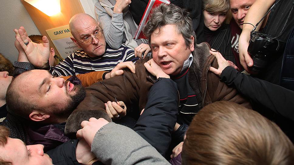 Как активисты НОД разгромили мемориал Бориса Немцова