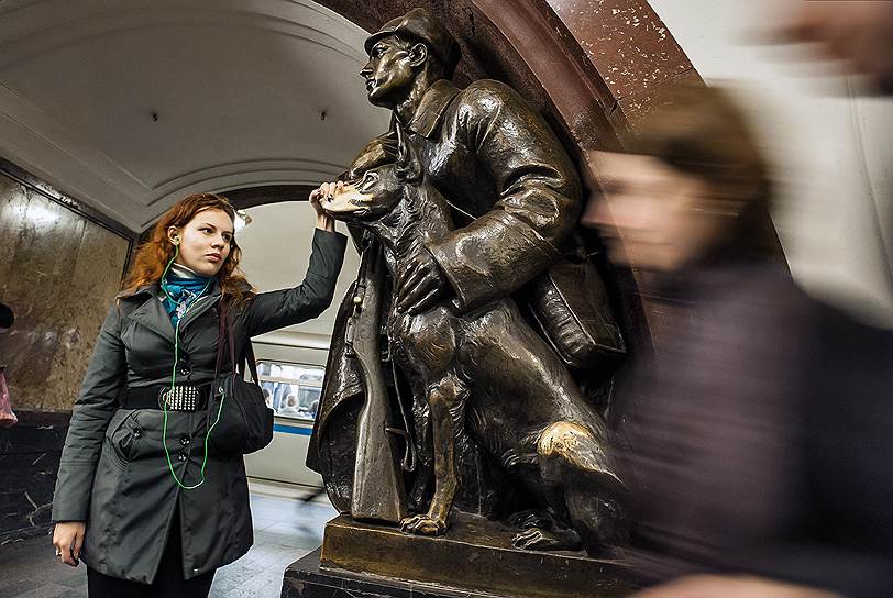 Первоначально метро носило имя курировавшего строительство первого секретаря Московского комитета ВКП(б) Лазаря Кагановича, потом было названо в честь Владимира Ленина. Во время войны оно использовалось как бомбоубежище. С этой же целью в 1953 на Арбатско-Покровской линии построен участок глубокого заложения «Площадь Революции»--«Киевская». Действовавший до этого участок мелкого заложения сначала был закрыт, а в 1958 году включен в состав Филевской линии. Считается, что под землей есть закрытые правительственные ветки, называемые «Метро-2». Станции метрополитена с самого начала оформлялись как подземные дворцы, благодаря чему он считается одним из самых красивых в мире. Общая площадь облицовки мраморной плиткой превышает 358 тыс.кв.м. В последние годы в метро появилось несколько тематических поездов, таких как поезд--художественная галерея «Акварель»