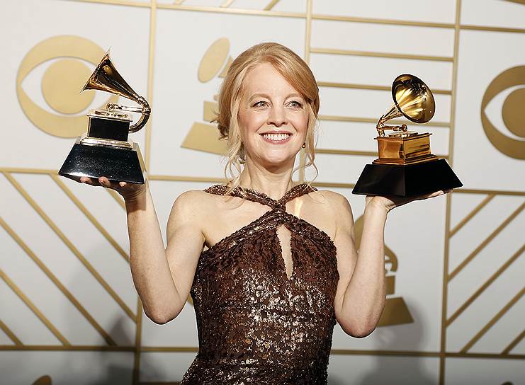 Мария Шнайдер держит «граммофоны» за лучший альбом большого джаз-ансамбля («The Thompson Fields») и лучшую аранжировку, инструменты и вокал за песню «Sue»