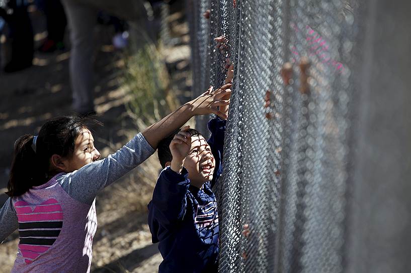 Сьюдад-Хуарес, Мексика. Дети у границы двух государств во время встречи с родителями, работающими в США, организованной после мессы в поддержку мигрантов