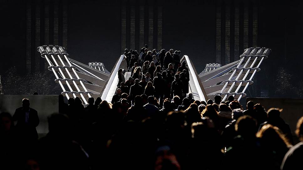 Лондон, Великобритания. Пешеходы на мосту Миллениум