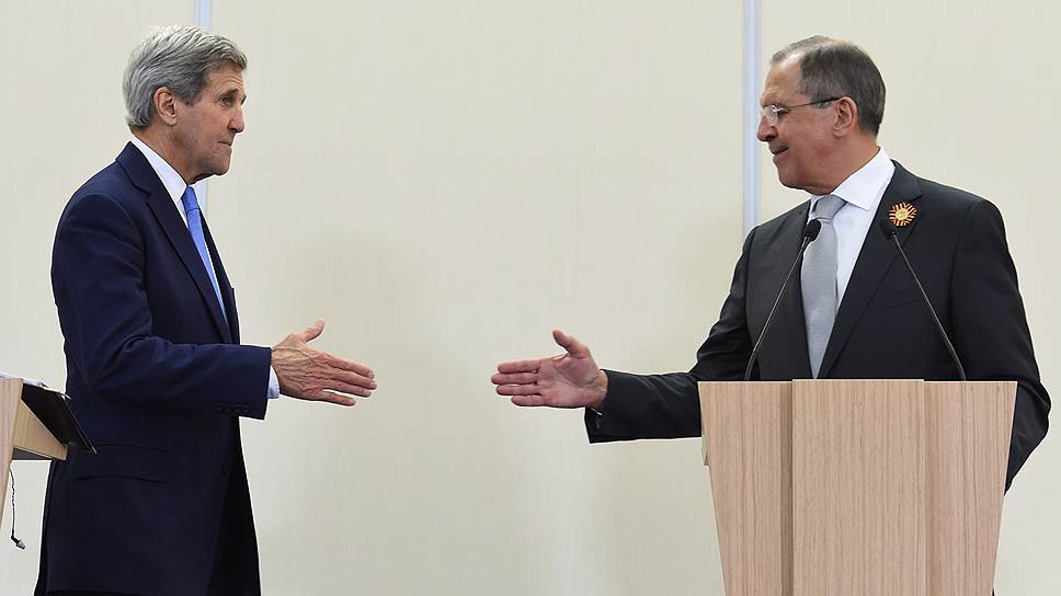 Госсекретарь США Джон Керри (слева) и министр иностранных дел России Сергей Лавров (справа)