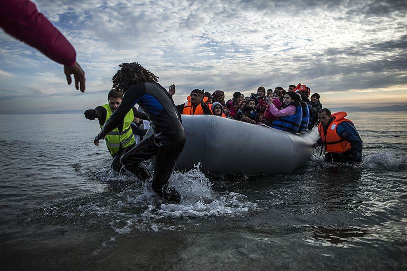 Лесбос, Греция. Волонтеры, помогающие мигрантам выбраться на берег острова