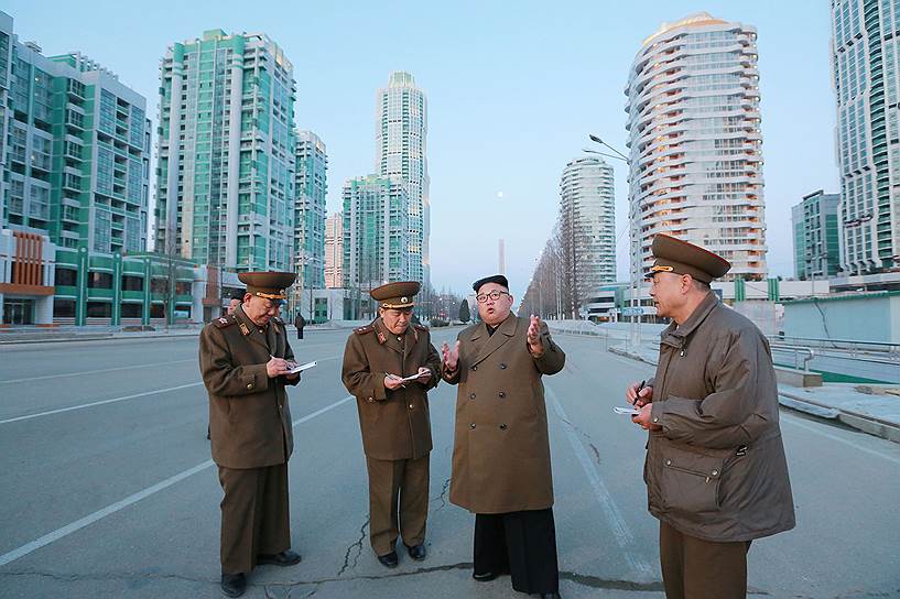 Ким Чон Ын во время проверки строительства нового жилого квартала на улице Рёминг 