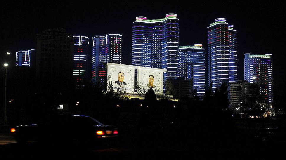 Портреты северокорейских лидеров на фасадах зданий