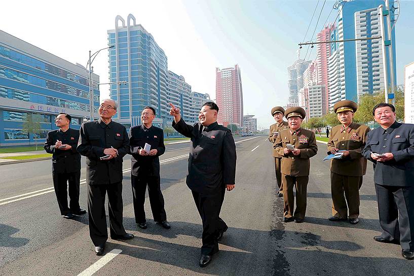 Лидер КНДР Ким Чон Ын осматривает новую улицу
