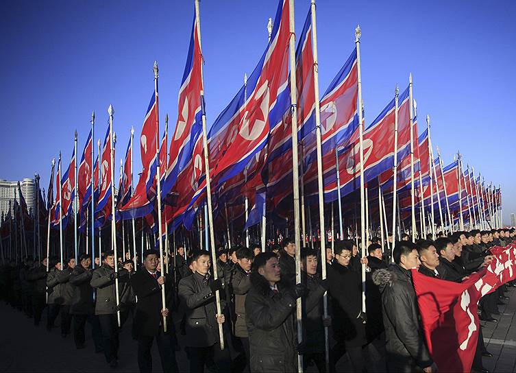 Пхеньян, Северная Корея. Участники демонстрации в поддержку Трудовой партии на площади Ким Ир Сена