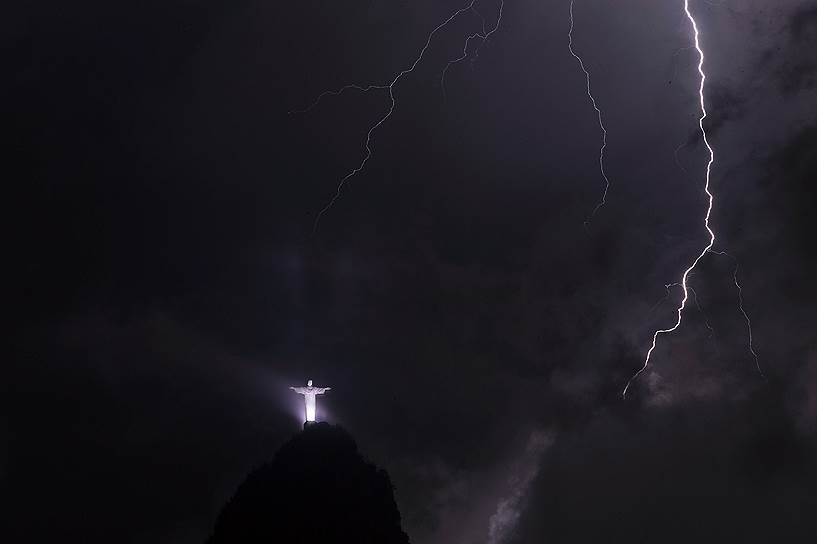 Рио-де-Жанейро, Бразилия. Статуя Христа-Искупителя во время грозы