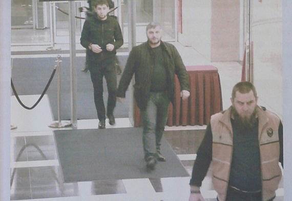 В центре — Руслан Геремеев. На переднем плане — Тамерлан Эскерханов. В гостинице «Украина» за день до убийства