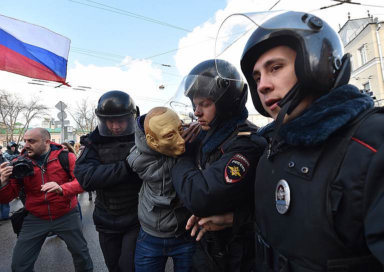 Задержание участника шествия в маске Владимира Путина на марше в Москве