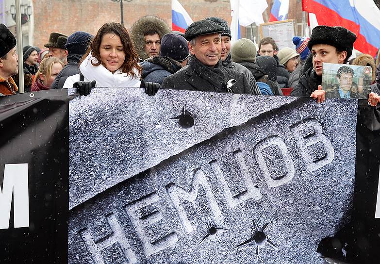 Шествие в годовщину смерти Бориса Немцова в Нижнем Новгороде. В центре Иван Карнилин — Председатель Городской Думы 