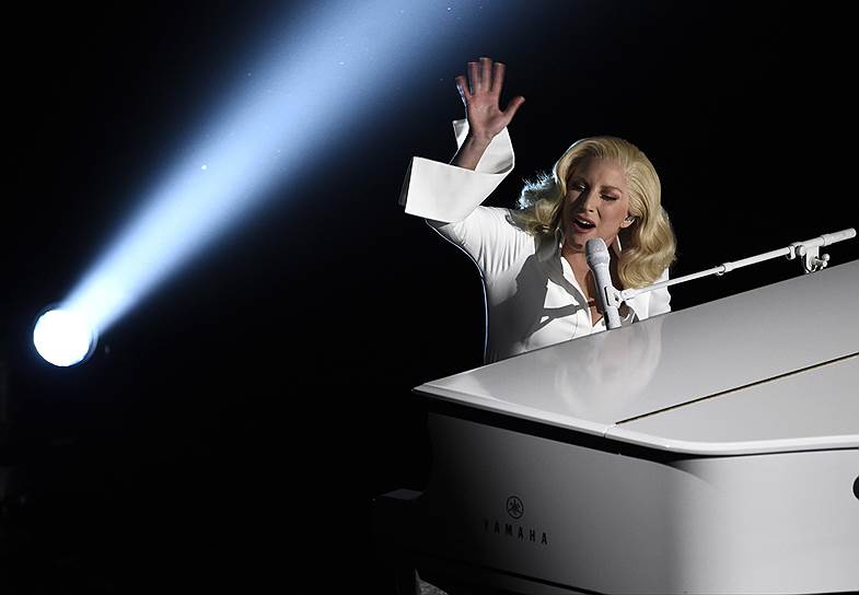 Поет Леди Гага довольно вдохновенно, в отличие от церемонии Grammy, где она показала наскоро сколоченный трибьют Дэвиду Боуи
