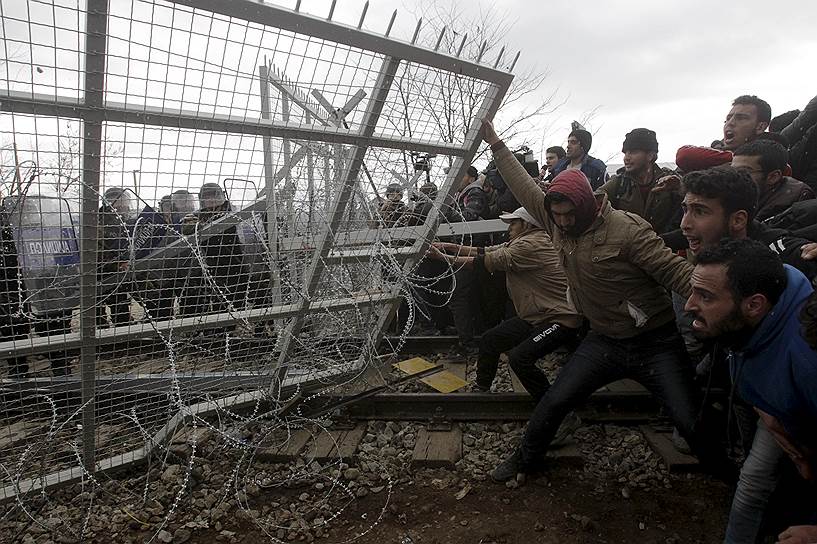 Идомени, Греция. Мигранты, атакующие границу с Македонией