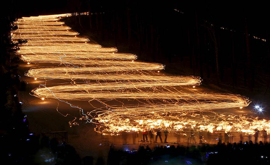 Железногорск, Россия. Массовый спуск с факелами на лыжном склоне