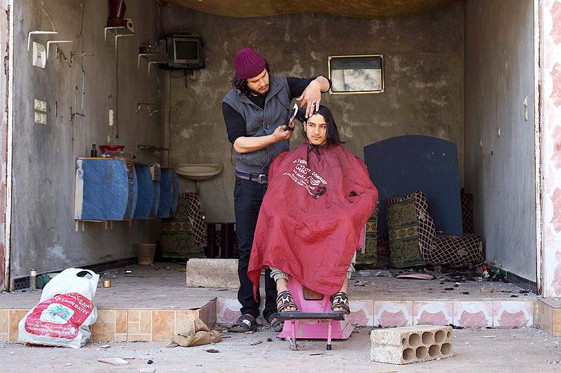 Аль-Гария, Сирия. Работа парикмахера у своего салона, разрушенного во время боевых действий