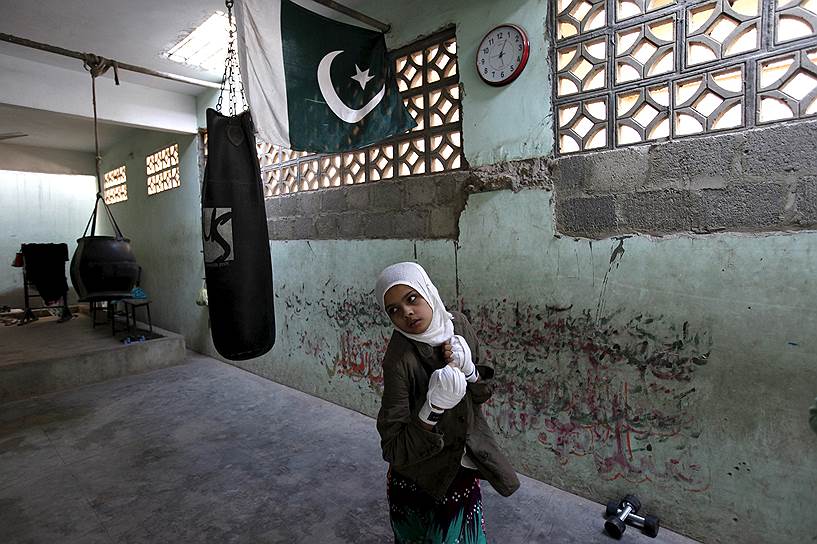 Карачи, Пакистан. Ученица в первой школе бокса для женщин